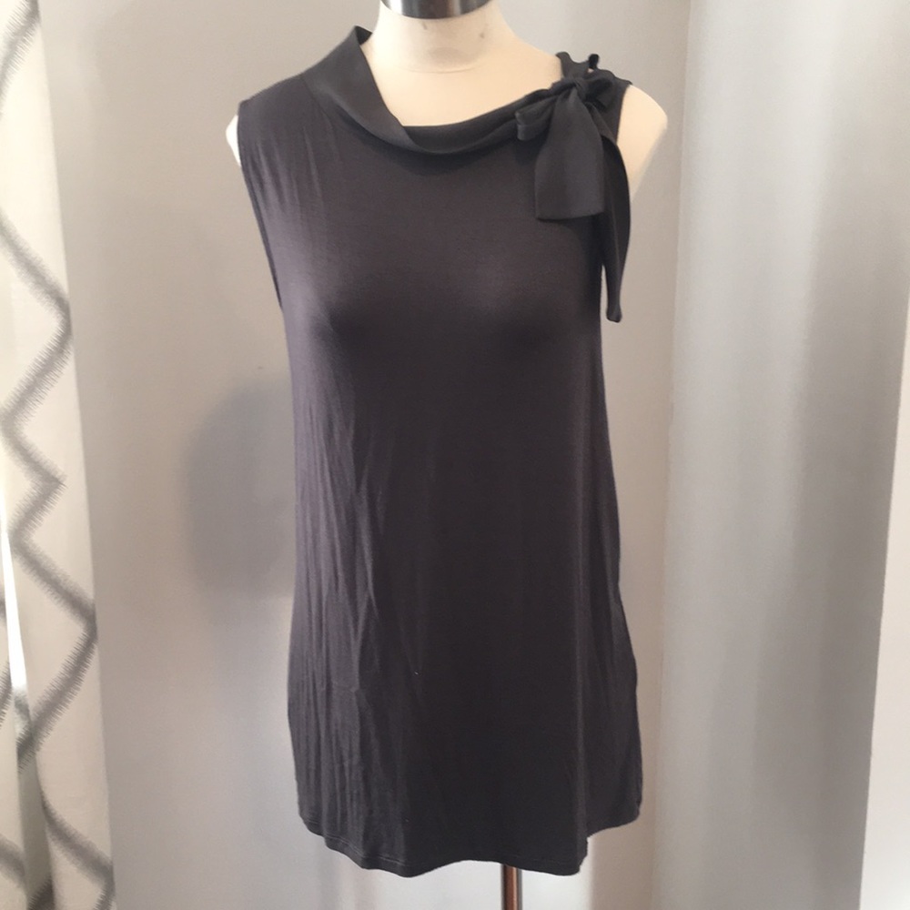 Stunning sleeveless top with ties.